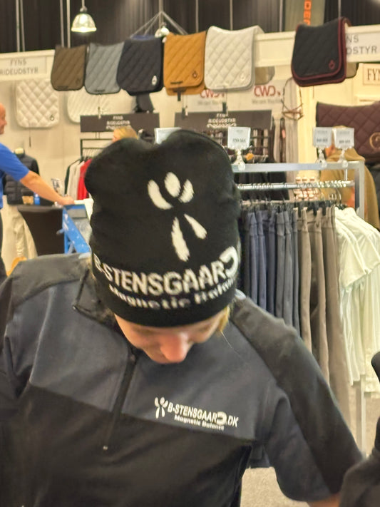 Strikket hut med logo